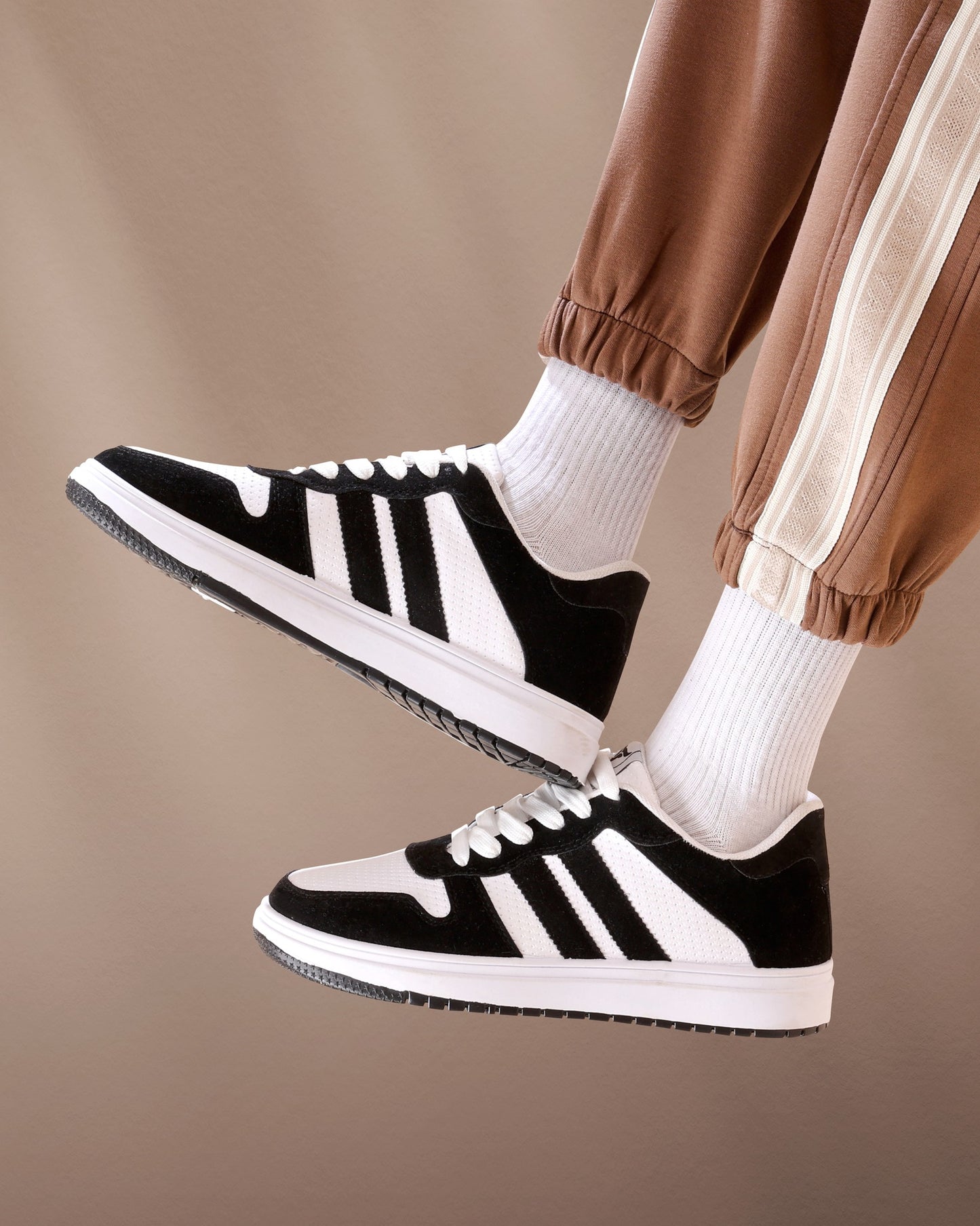 حذاء من الفئة الفاخرة بأساس من جلد الفورميلا مطعم بجلود مدبوغة الوجهين دبل فيس من تيستا تورو x13