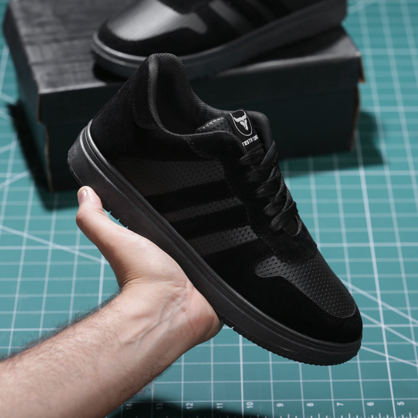 حذاء من الفئة الفاخرة بأساس من جلد الفورميلا مطعم بجلود مدبوغة الوجهين دبل فيس من تيستا تورو x13