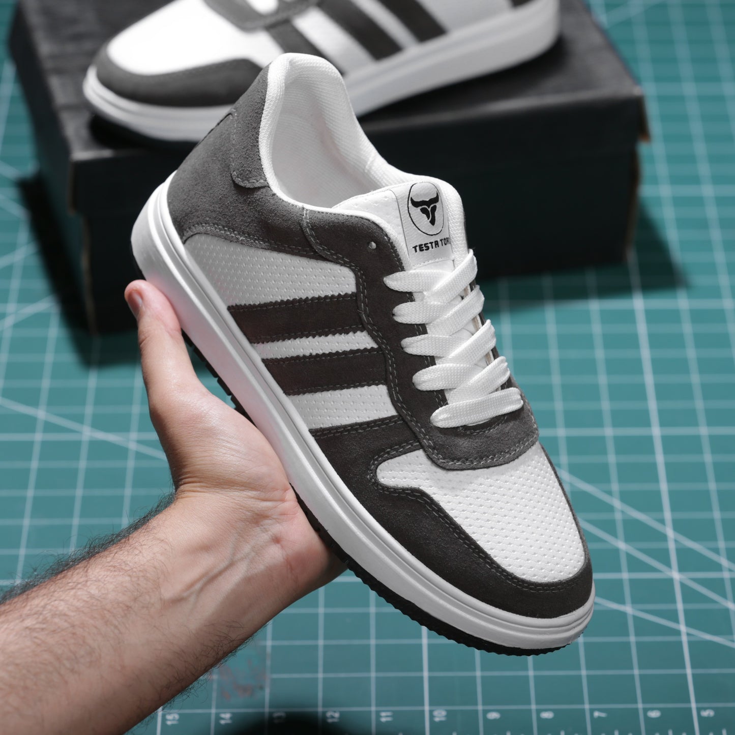 حذاء من الفئة الفاخرة بأساس من جلد الفورميلا مطعم بجلود مدبوغة الوجهين دبل فيس من تيستا تورو x13