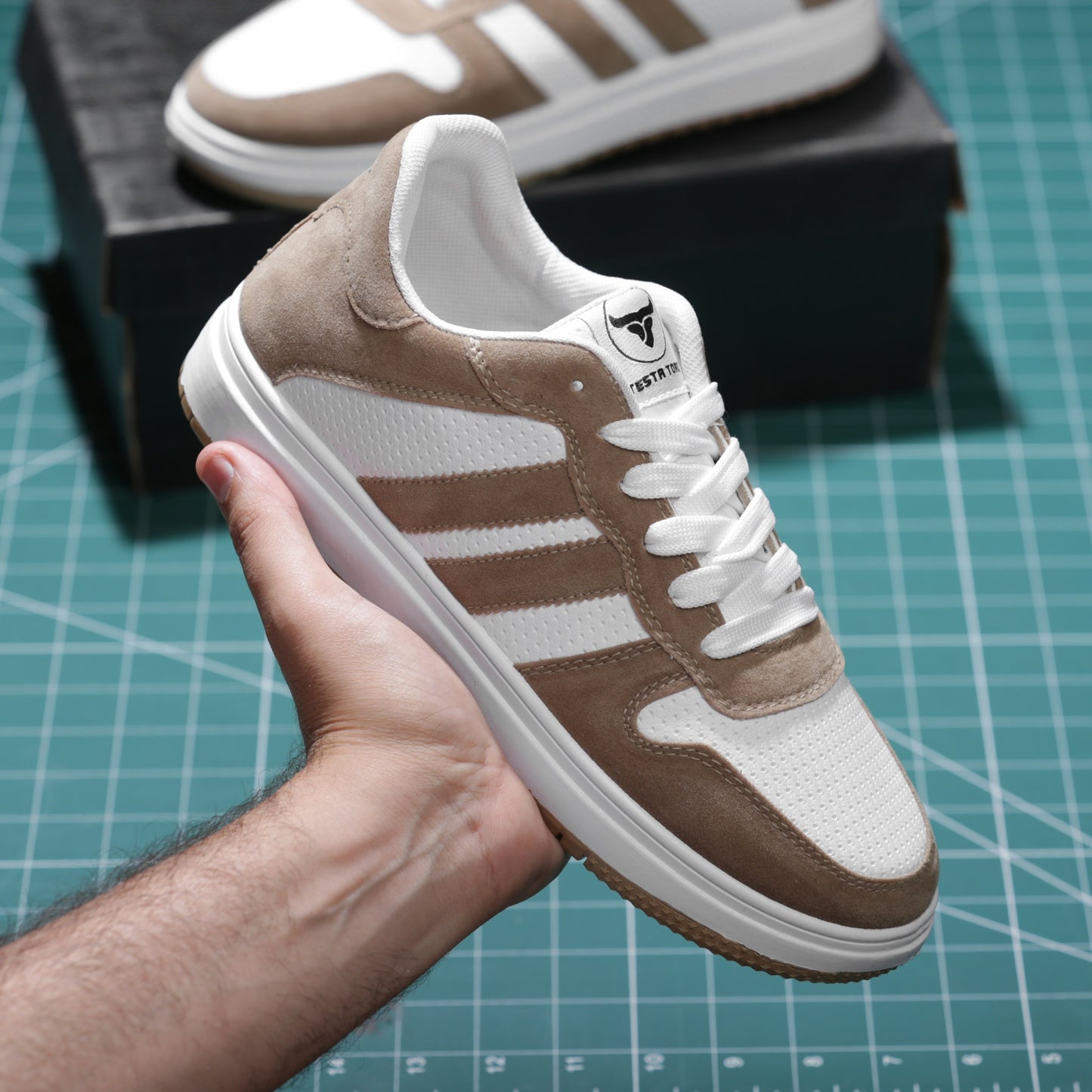 حذاء من الفئة الفاخرة بأساس من جلد الفورميلا مطعم بجلود مدبوغة الوجهين دبل فيس من تيستا تورو x13