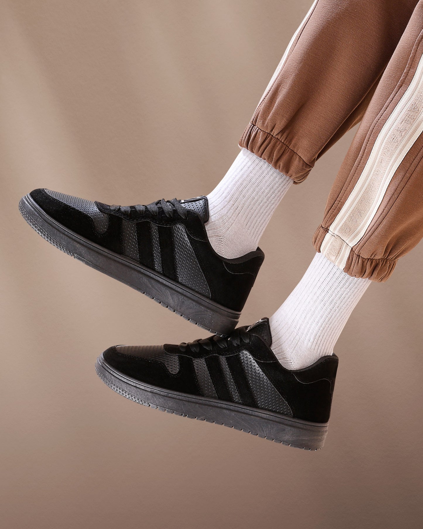 حذاء من الفئة الفاخرة بأساس من جلد الفورميلا مطعم بجلود مدبوغة الوجهين دبل فيس من تيستا تورو x13