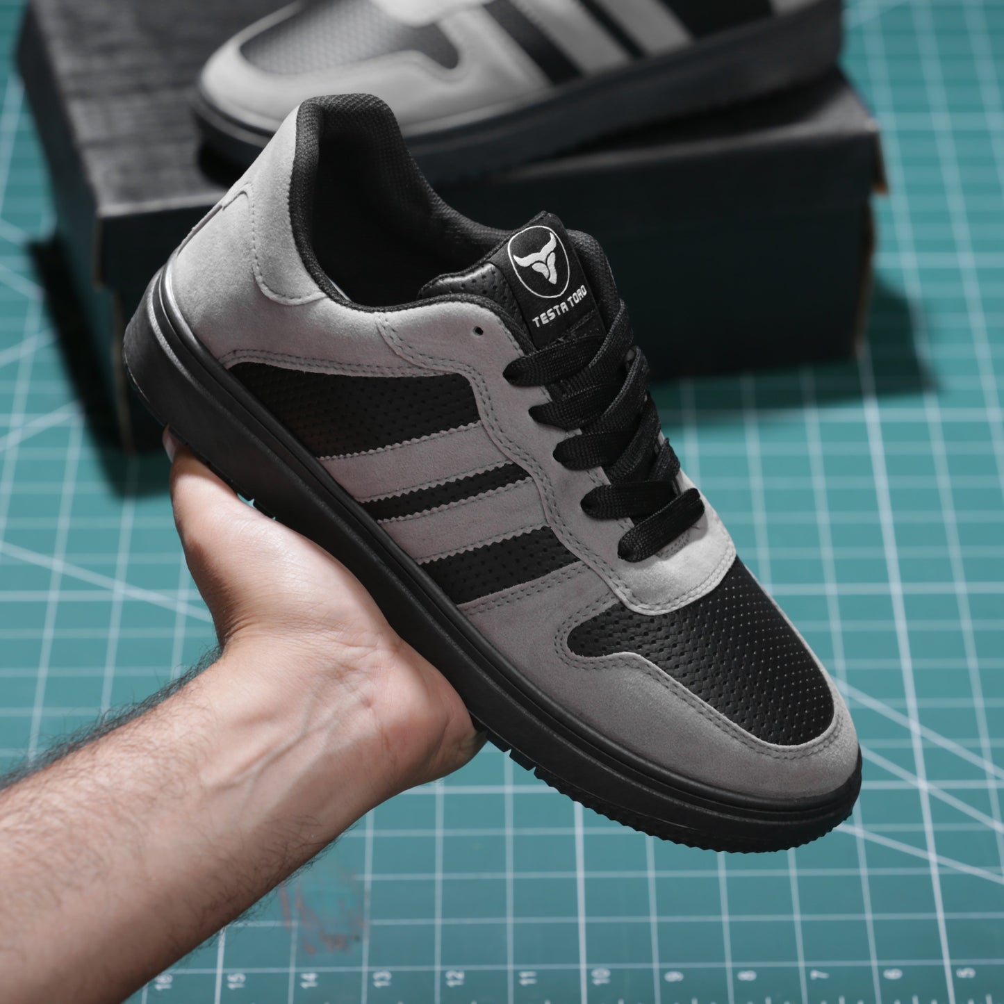 حذاء من الفئة الفاخرة بأساس من جلد الفورميلا مطعم بجلود مدبوغة الوجهين دبل فيس من تيستا تورو x13