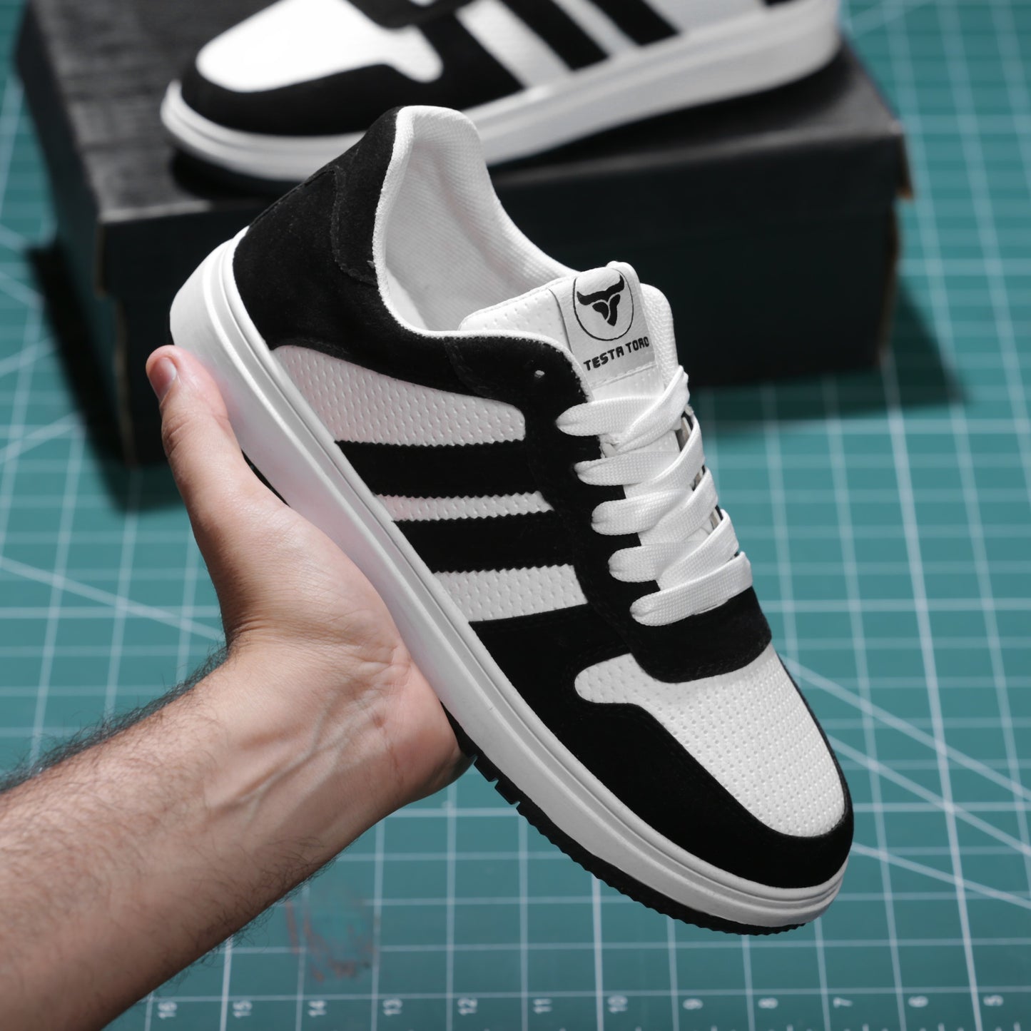 حذاء من الفئة الفاخرة بأساس من جلد الفورميلا مطعم بجلود مدبوغة الوجهين دبل فيس من تيستا تورو x13