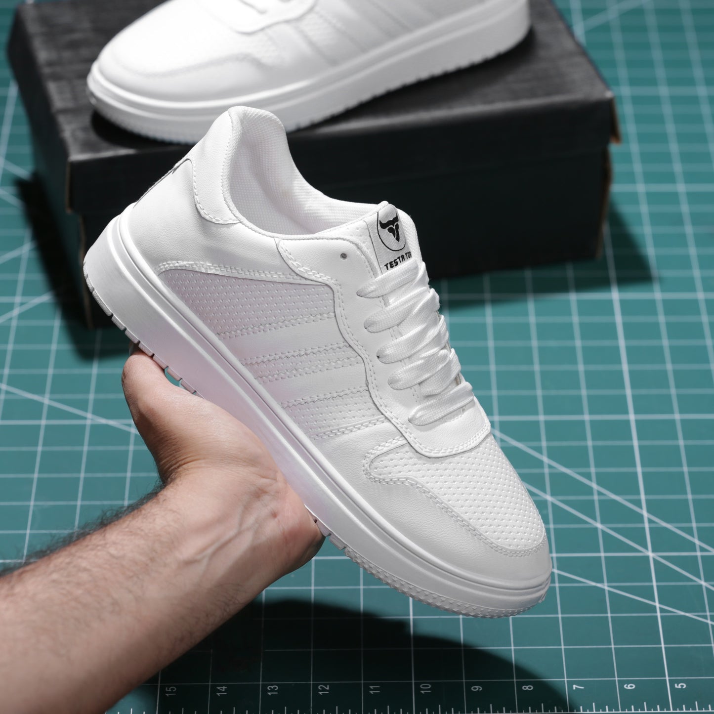 حذاء من الفئة الفاخرة بأساس من جلد الفورميلا مطعم بجلود مدبوغة الوجهين دبل فيس من تيستا تورو x13