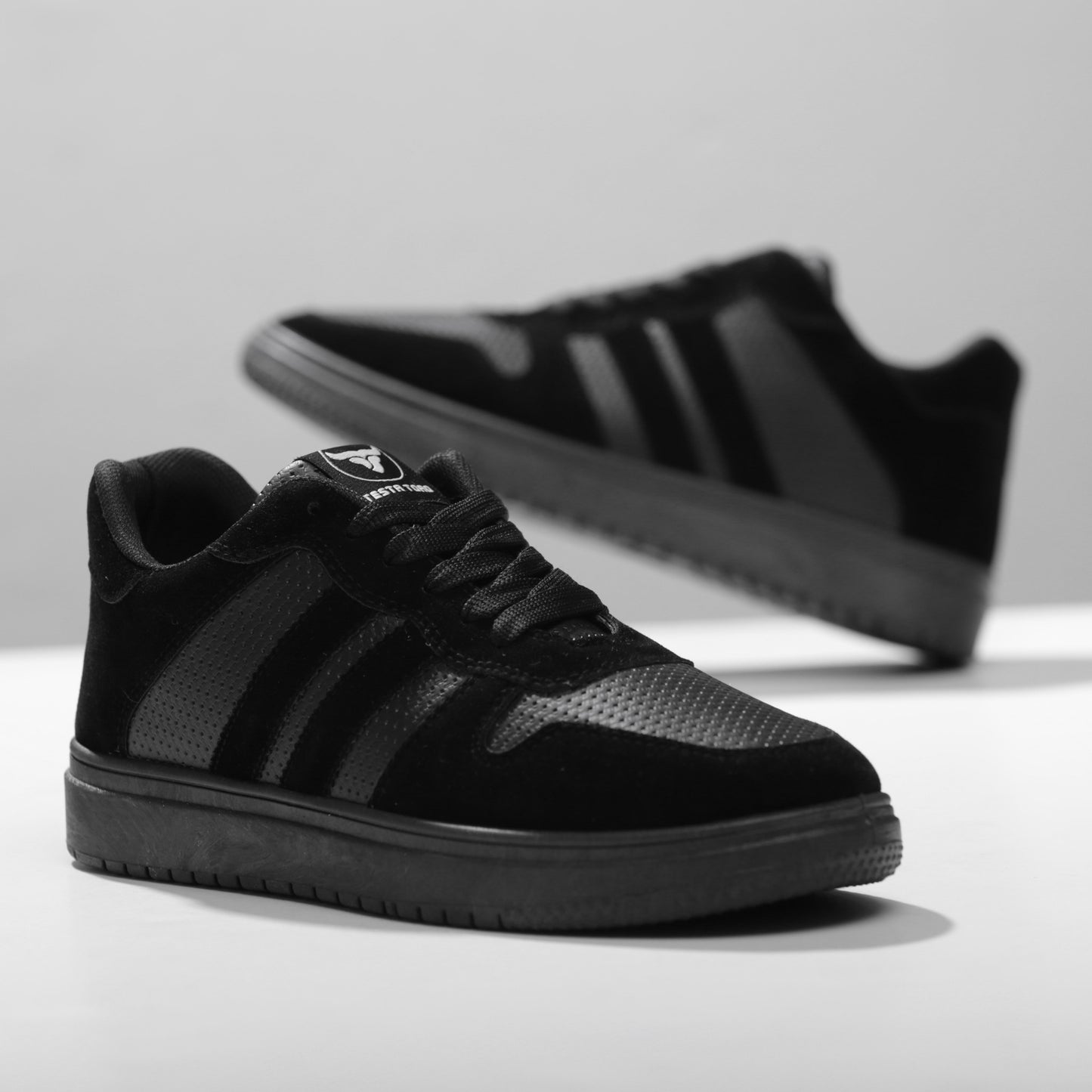 حذاء من الفئة الفاخرة بأساس من جلد الفورميلا مطعم بجلود مدبوغة الوجهين دبل فيس من تيستا تورو x13