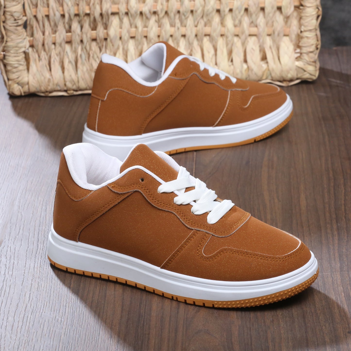 سنيكر للحياة اليومية بتصميم نظيف وجلد مطفي مصقول بنقشة M1