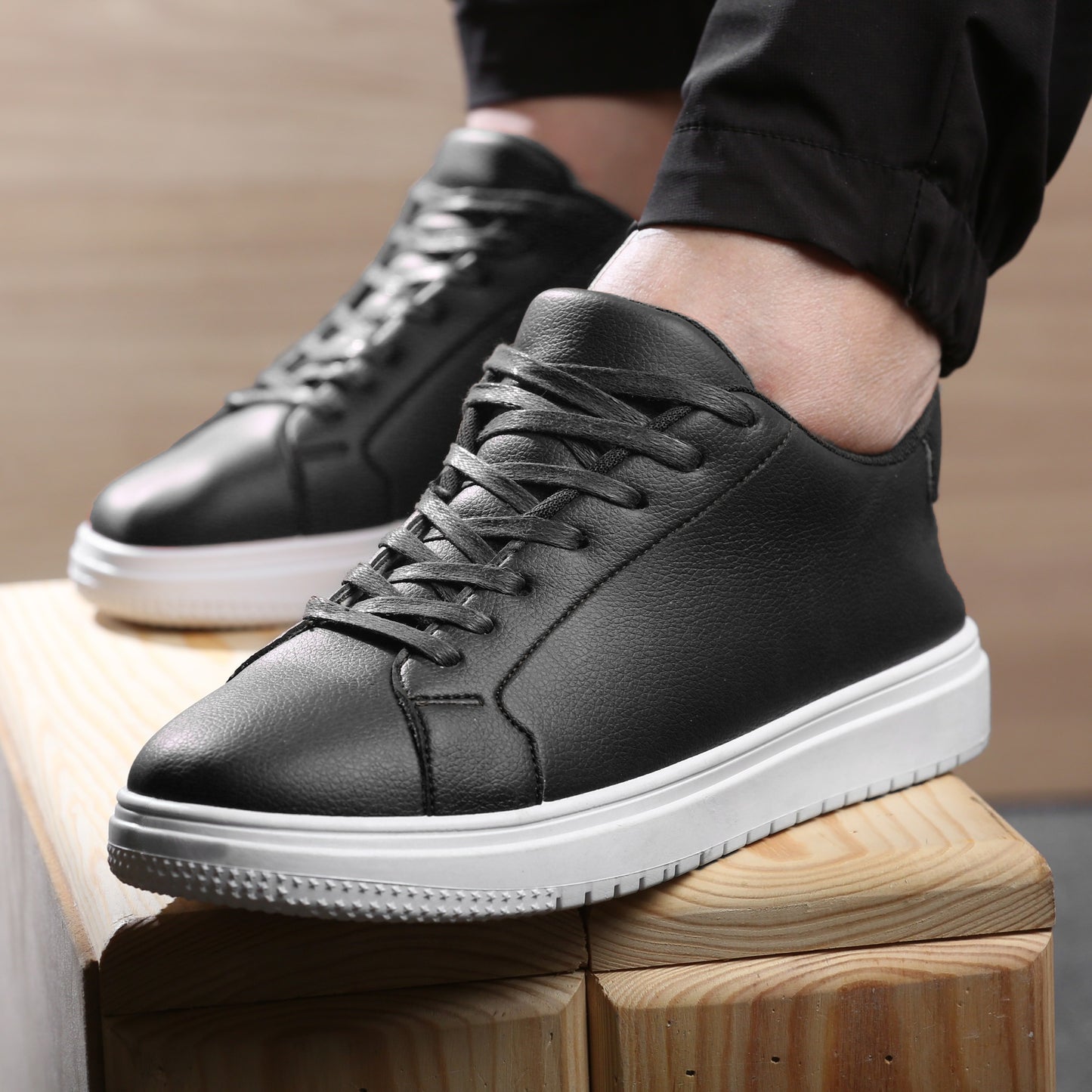 سنيكرز كلاسيك جلد | ستايل بسيط ينفع مع كل اللبس M4