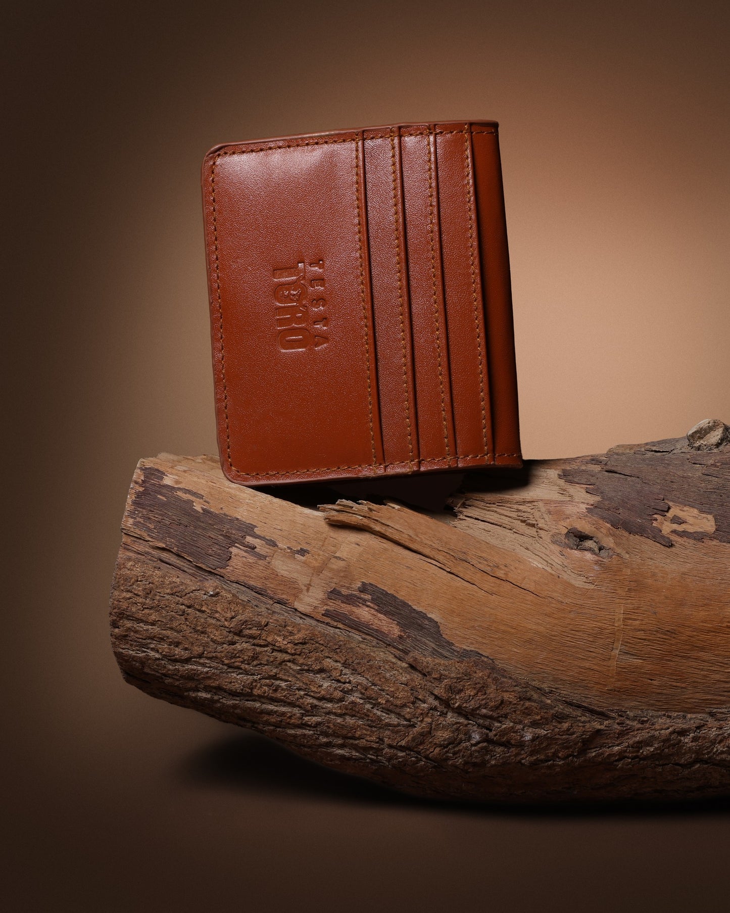 محفظة كروت فخمة بخياطة قوية وشعار محفور – سناب لوك W16