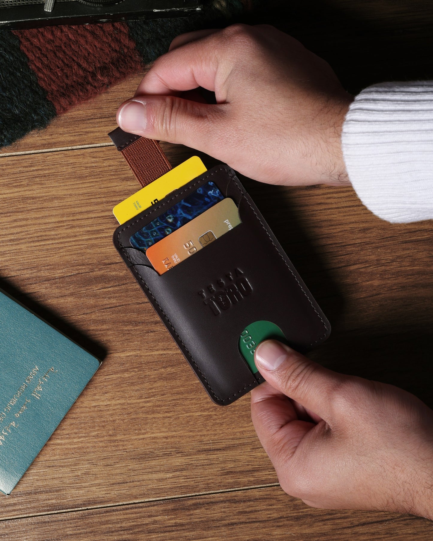 حامل كروت جلد برميم – جيوب متعددة + ميزة السحب السريع W15