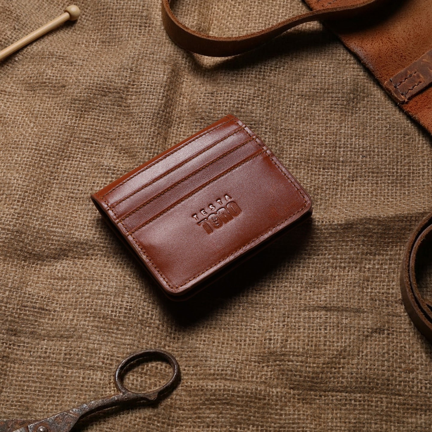 محفظة كروت فخمة بخياطة قوية وشعار محفور – سناب لوك W16