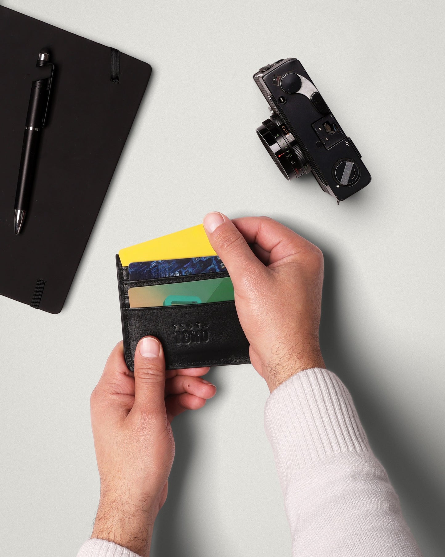 محفظة كروت فخمة بخياطة قوية وشعار محفور – سناب لوك W16