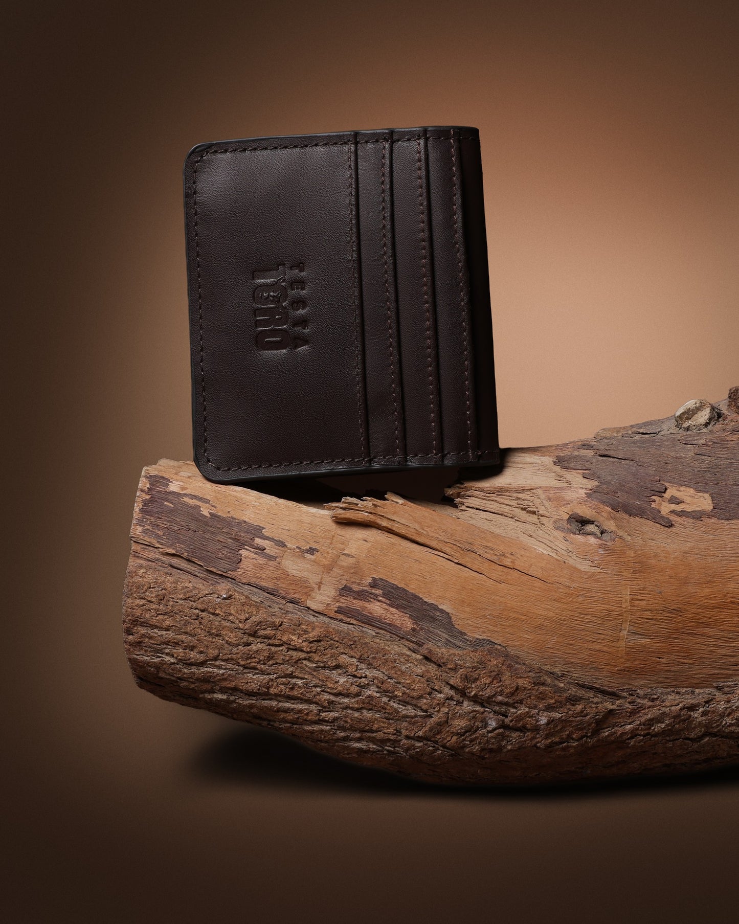 محفظة كروت فخمة بخياطة قوية وشعار محفور – سناب لوك W16