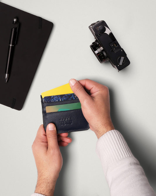 محفظة كروت فخمة بخياطة قوية وشعار محفور – سناب لوك W16