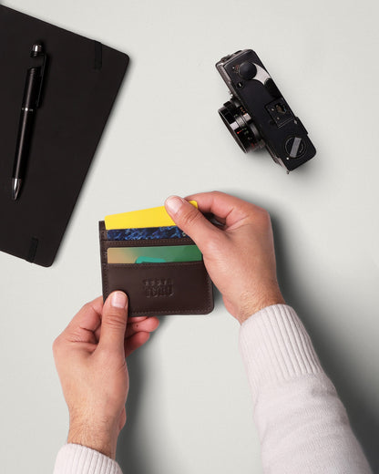 محفظة كروت فخمة بخياطة قوية وشعار محفور – سناب لوك W16