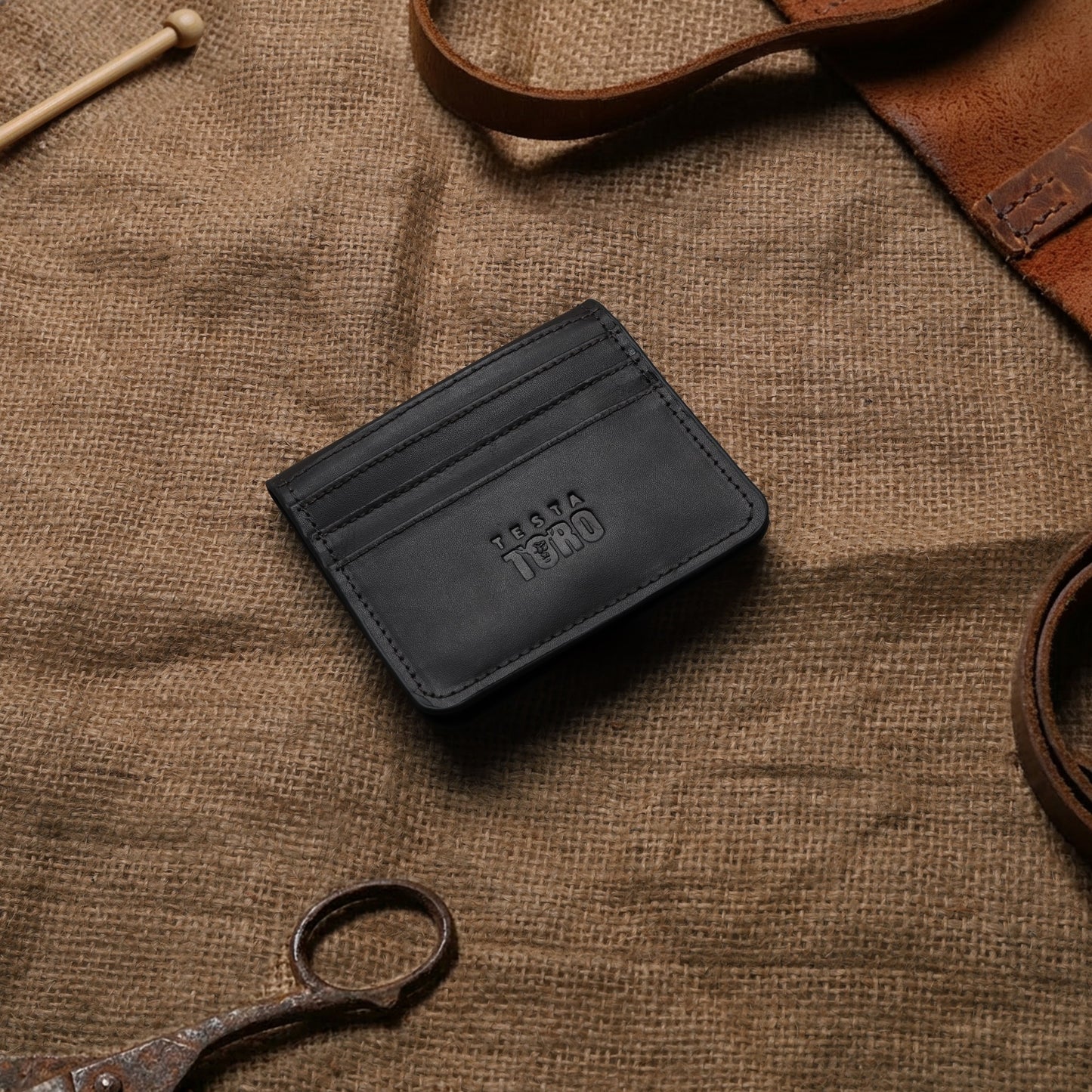 محفظة كروت فخمة بخياطة قوية وشعار محفور – سناب لوك W16