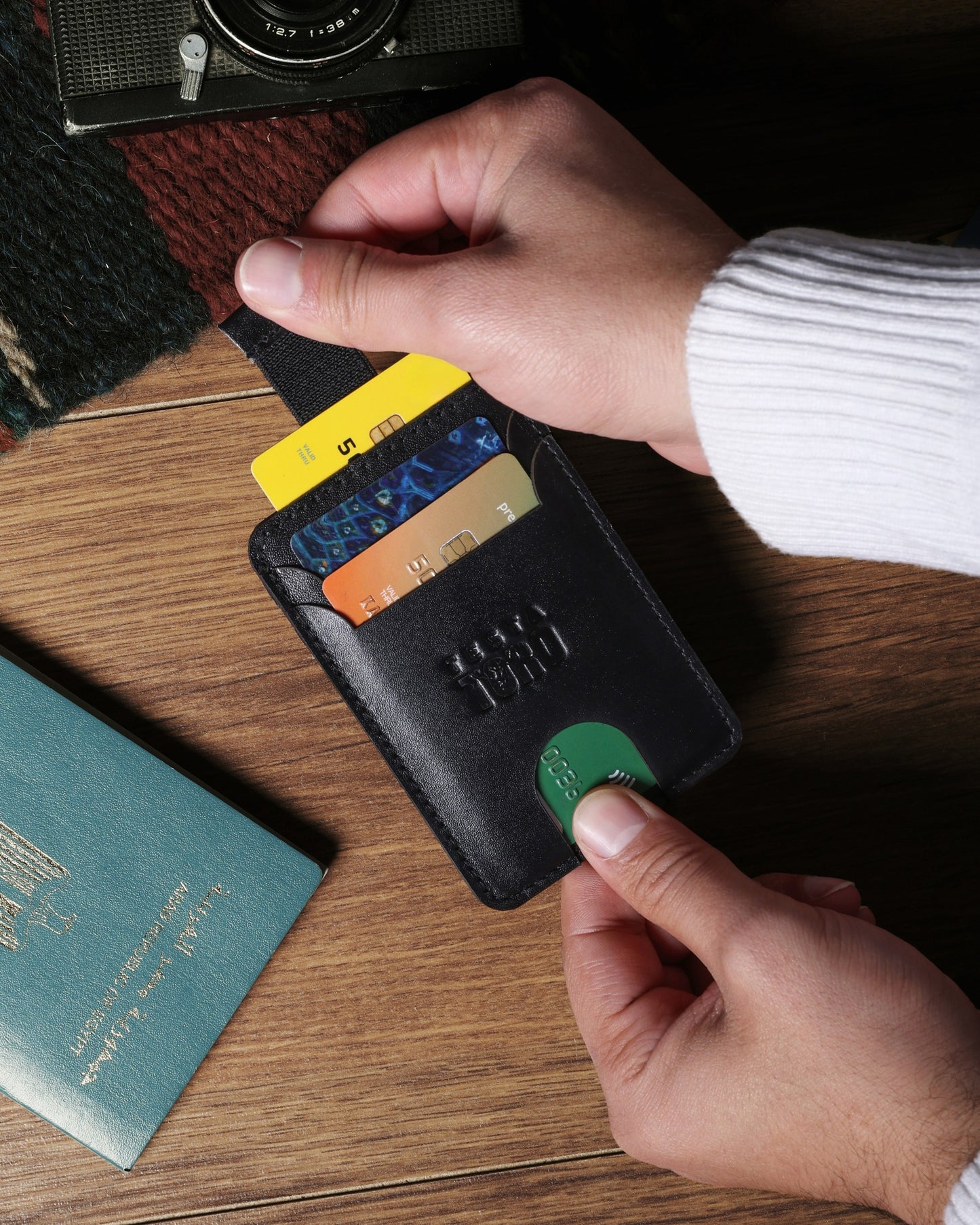 حامل كروت جلد برميم – جيوب متعددة + ميزة السحب السريع W15