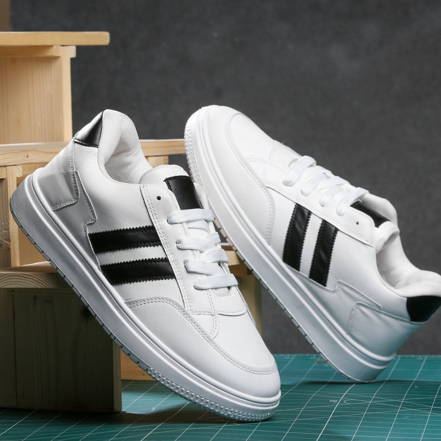 سنيكرز كاجوال ستريت جلد صناعي بريميوم – أسود/أبيض M5