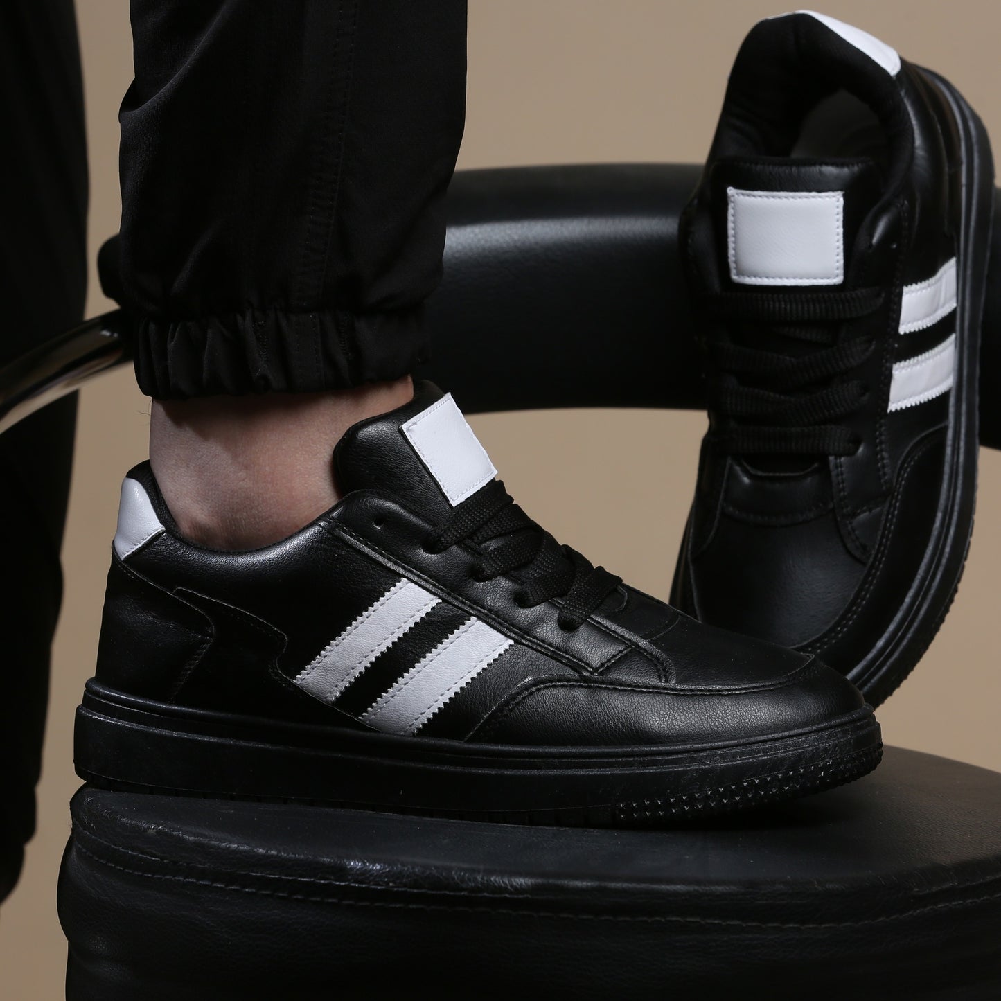 سنيكرز كاجوال ستريت جلد صناعي بريميوم – أسود/أبيض M5