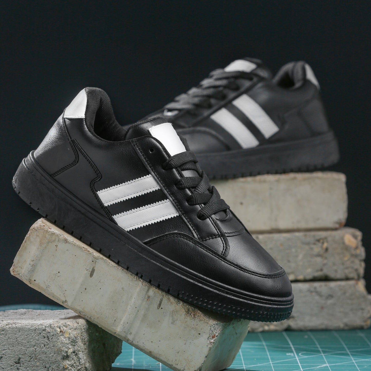 سنيكرز كاجوال ستريت جلد صناعي بريميوم – أسود/أبيض M5