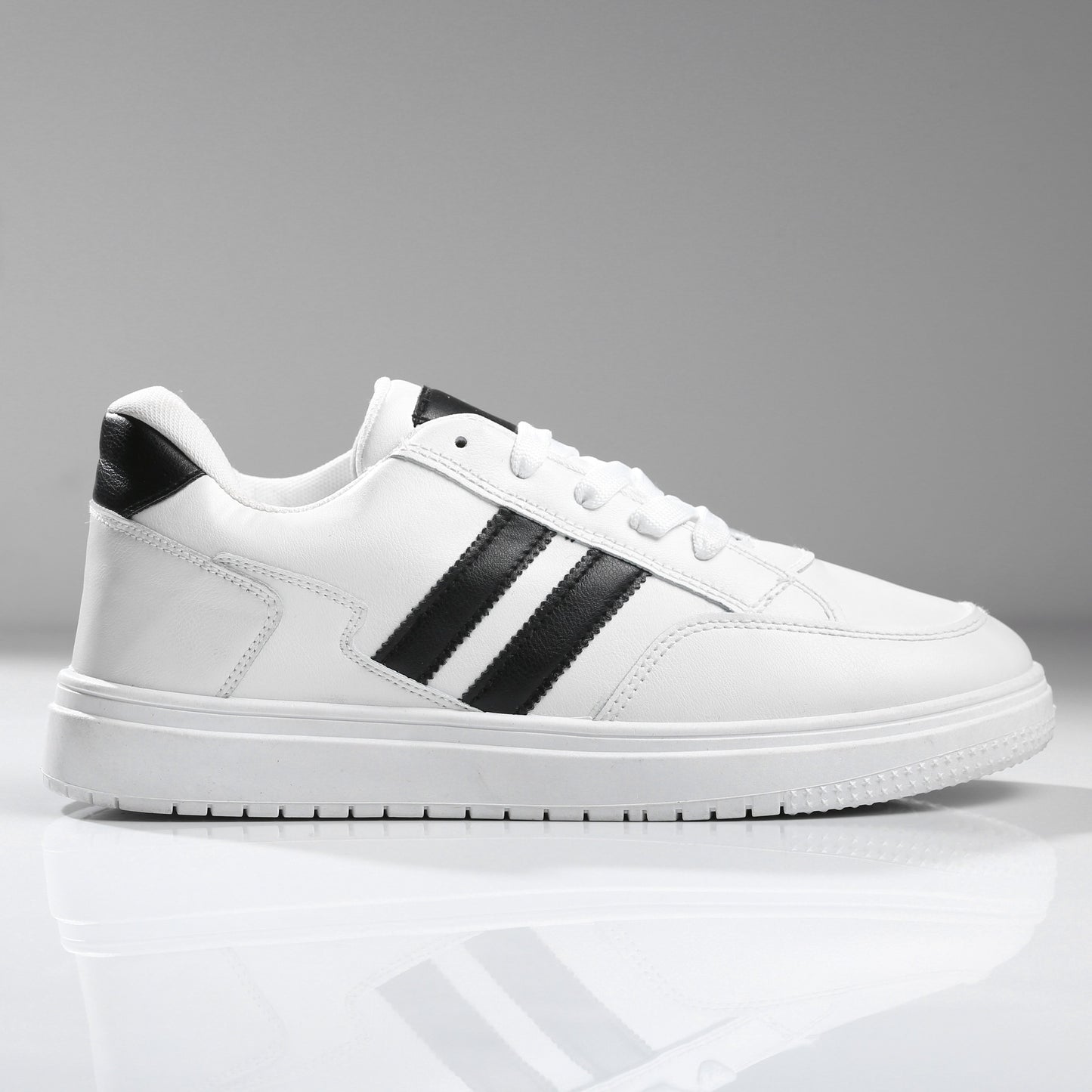 سنيكرز كاجوال ستريت جلد صناعي بريميوم – أسود/أبيض M5