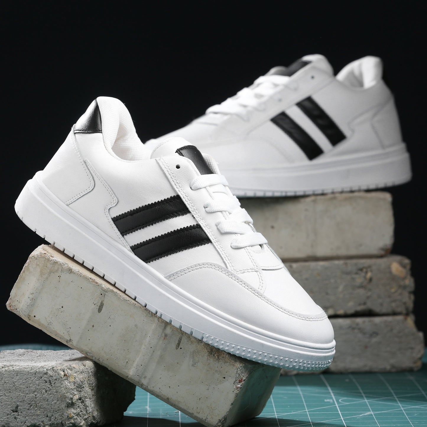 سنيكرز كاجوال ستريت جلد صناعي بريميوم – أسود/أبيض M5