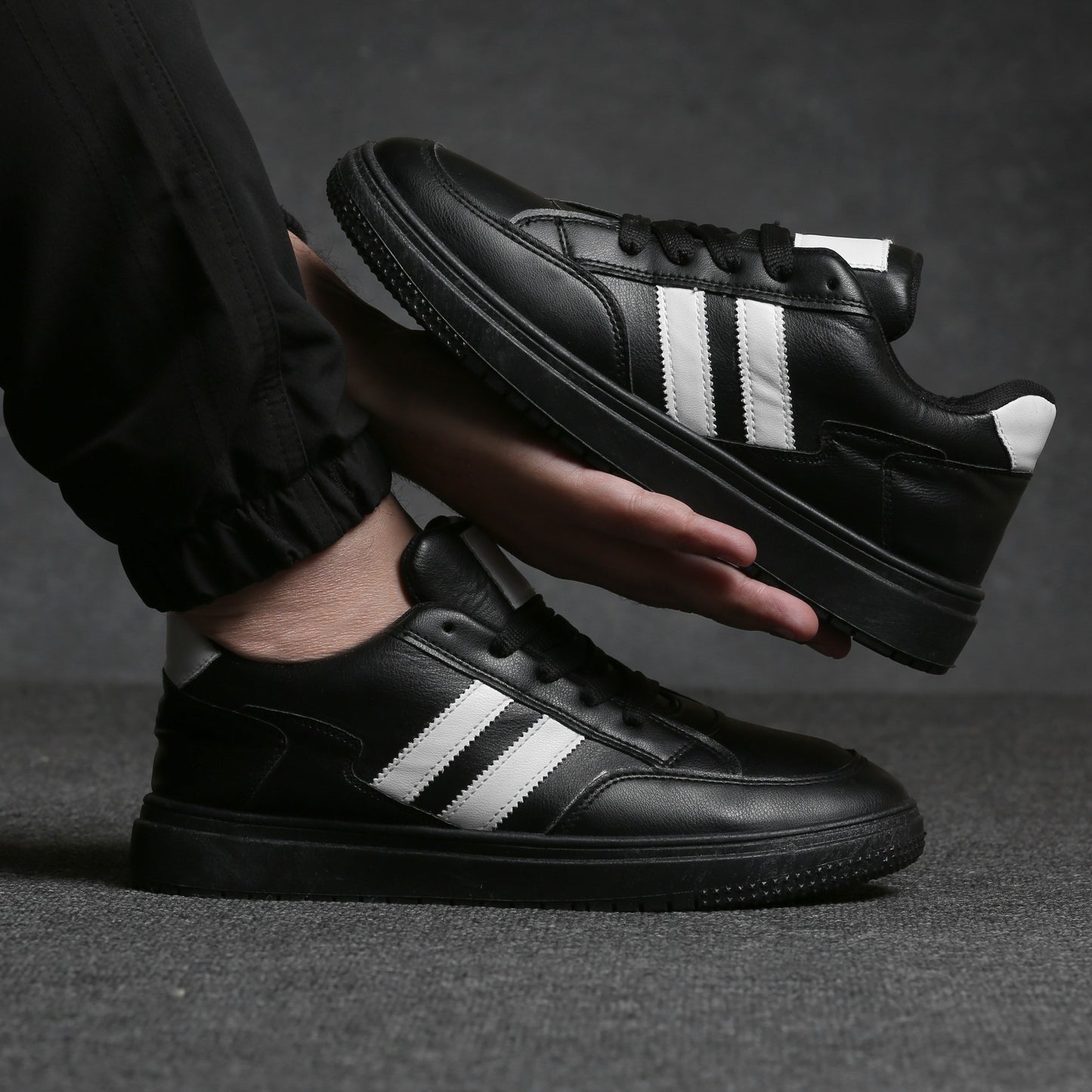 سنيكرز كاجوال ستريت جلد صناعي بريميوم – أسود/أبيض M5