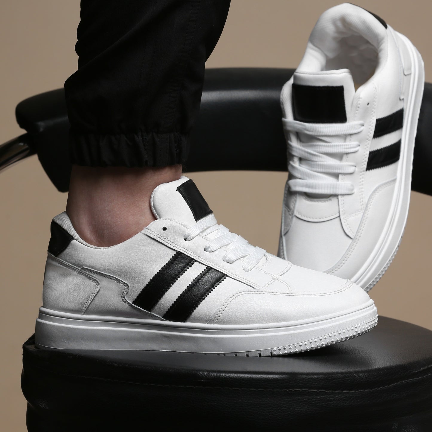 سنيكرز كاجوال ستريت جلد صناعي بريميوم – أسود/أبيض M5