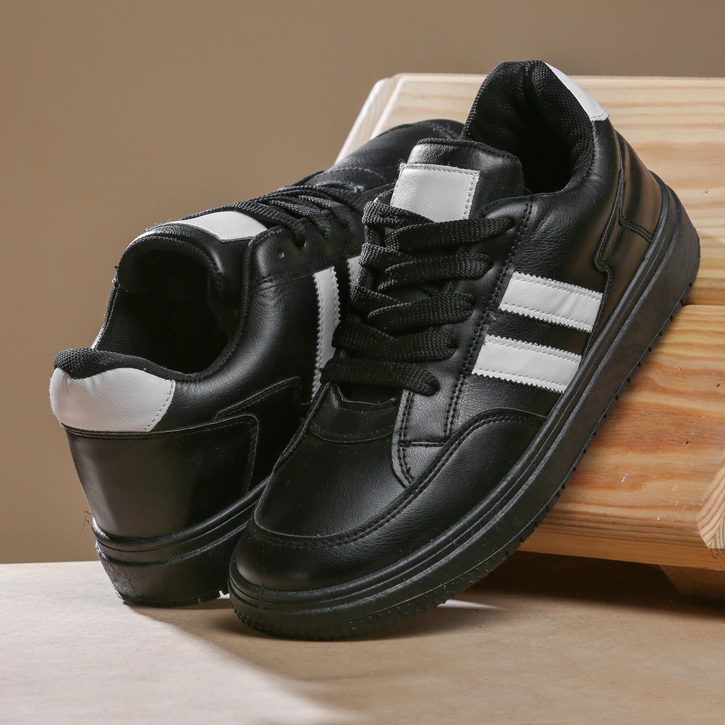 سنيكرز كاجوال ستريت جلد صناعي بريميوم – أسود/أبيض M5