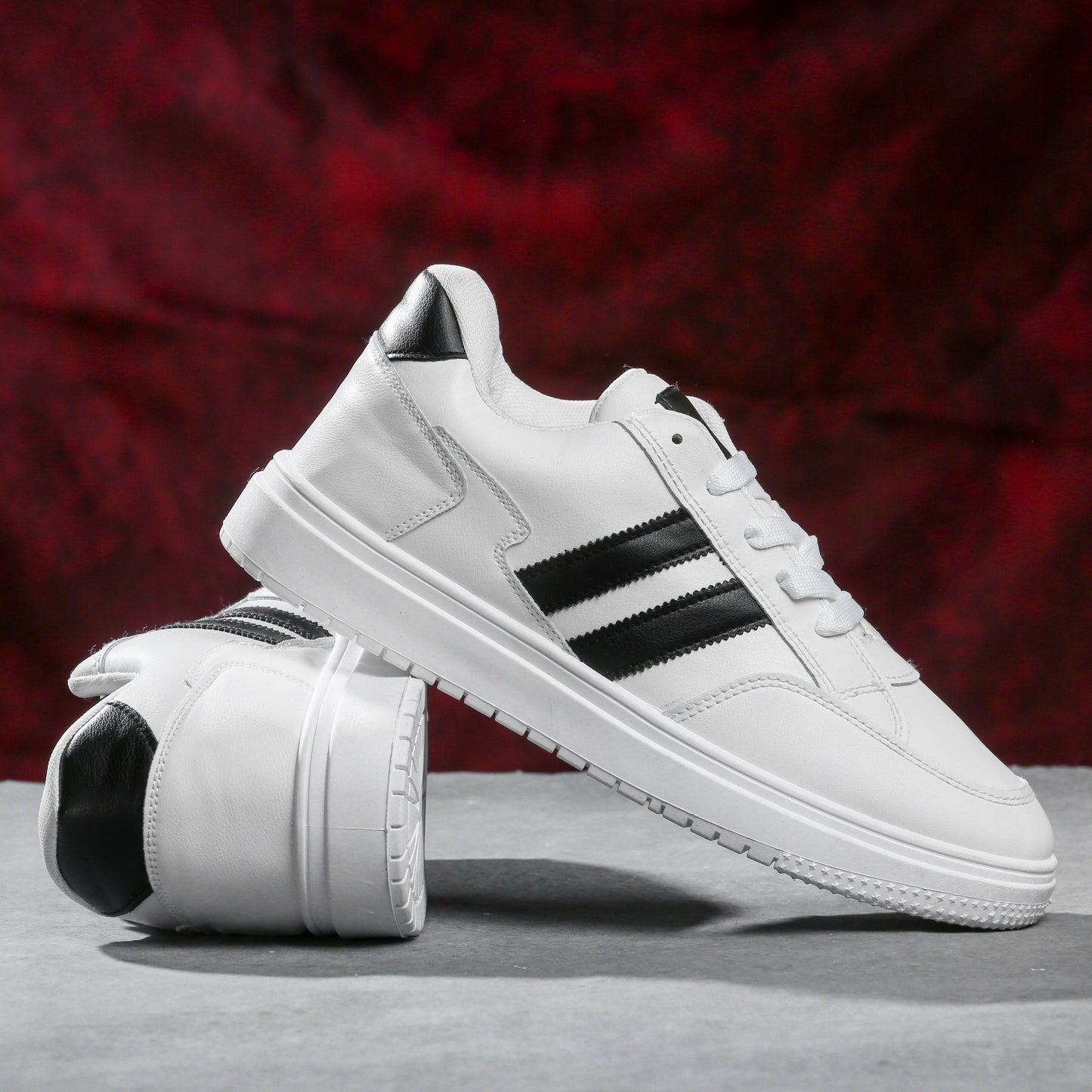 سنيكرز كاجوال ستريت جلد صناعي بريميوم – أسود/أبيض M5