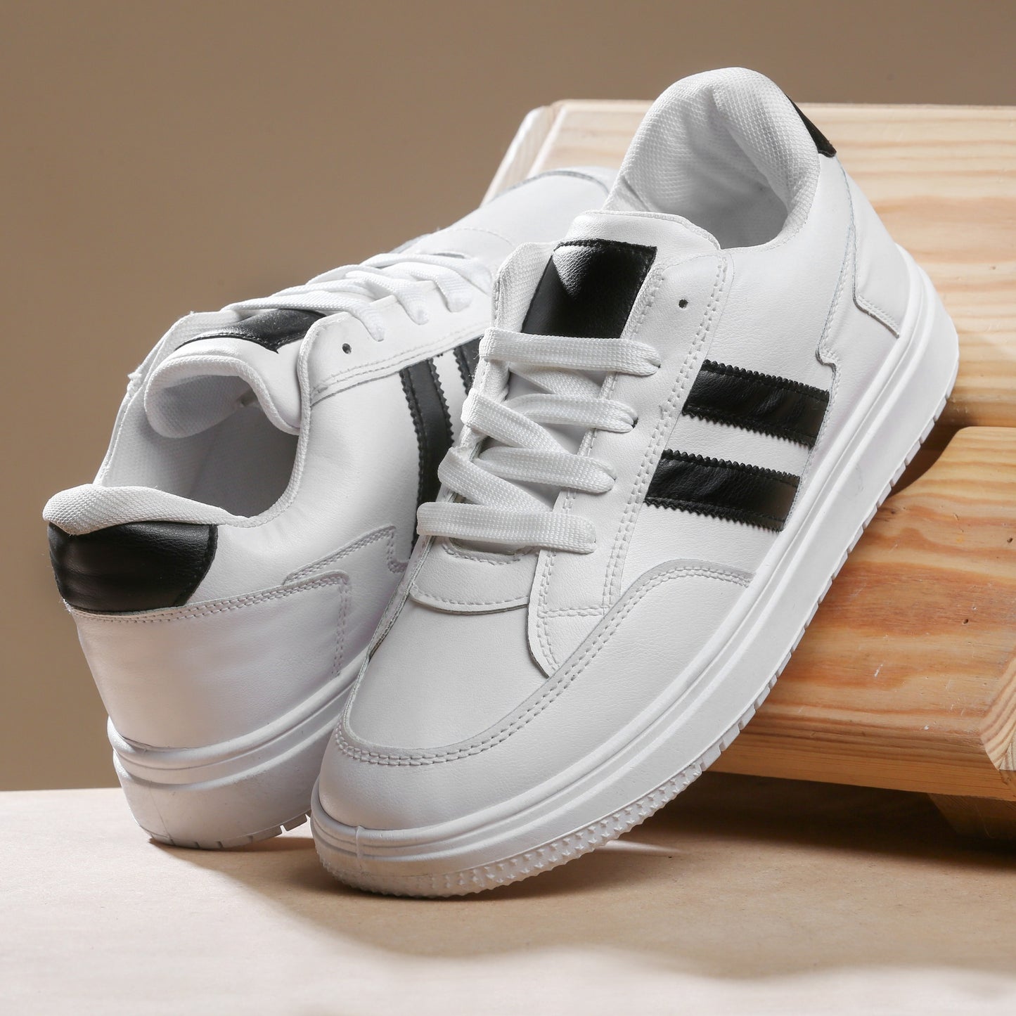 سنيكرز كاجوال ستريت جلد صناعي بريميوم – أسود/أبيض M5