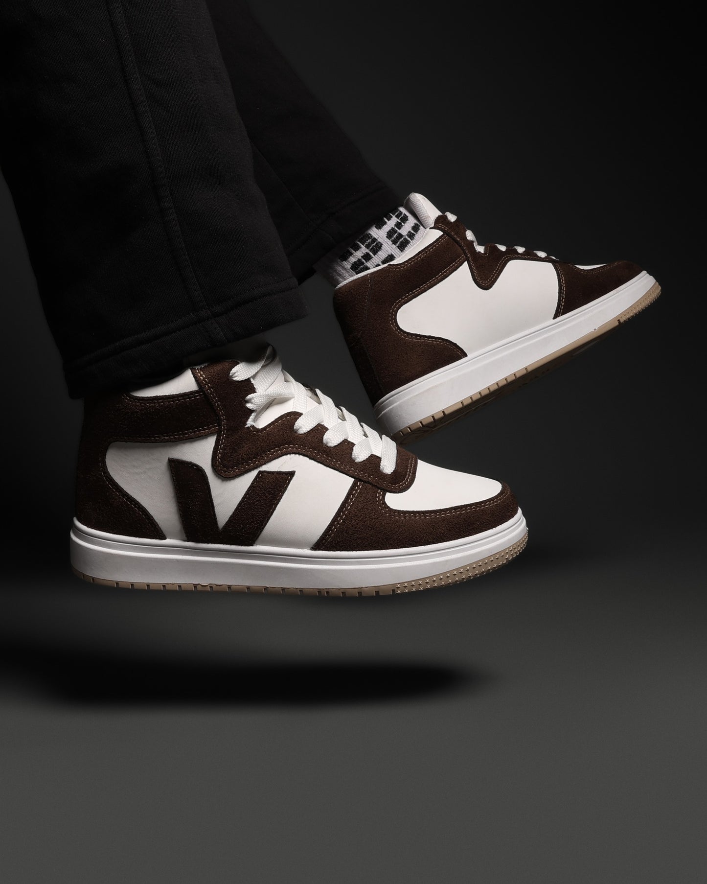 هاف كاجوال جلدي مع تطعميات جلد سويد ولمسات فخمة M6