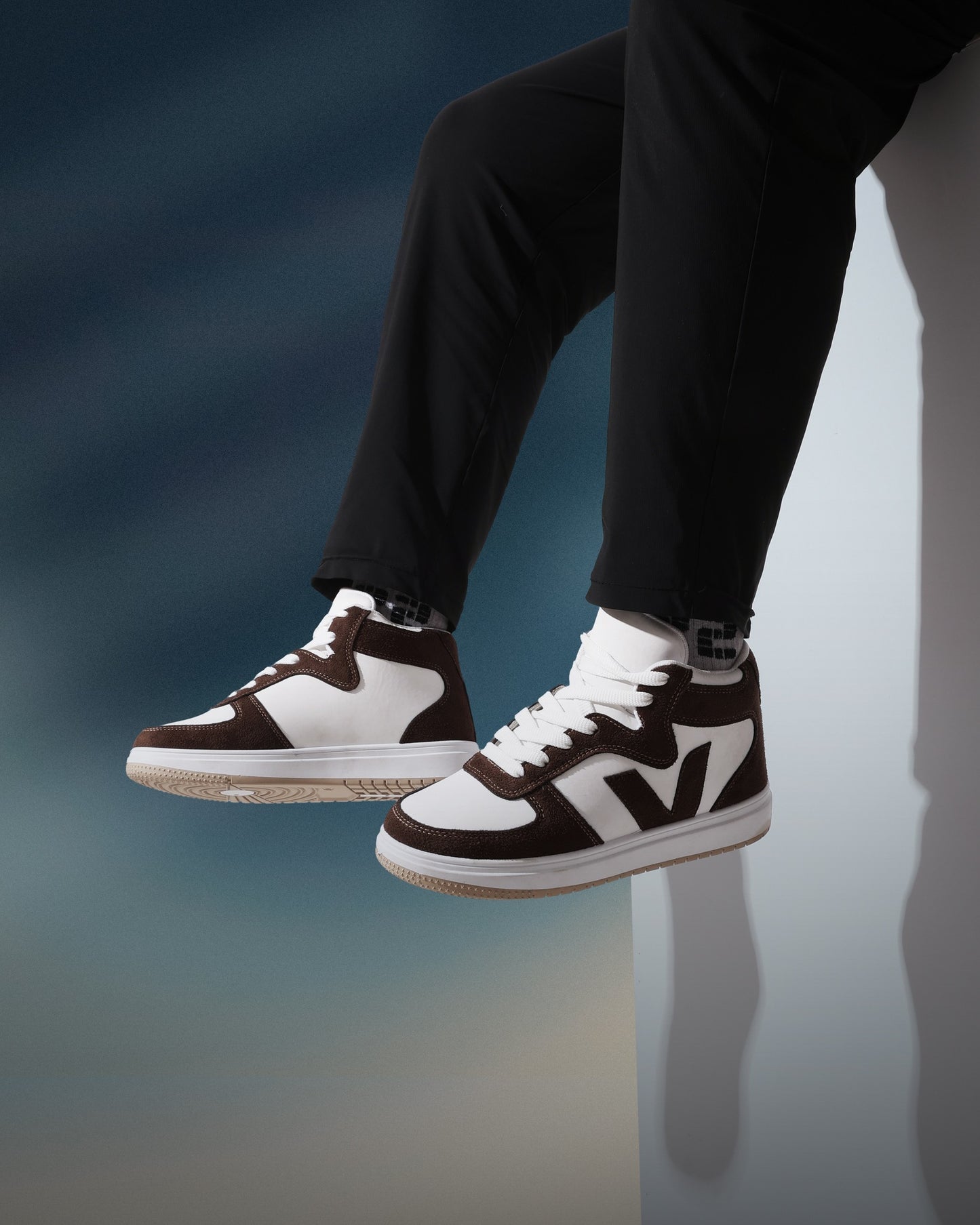 هاف كاجوال جلدي مع تطعميات جلد سويد ولمسات فخمة M6