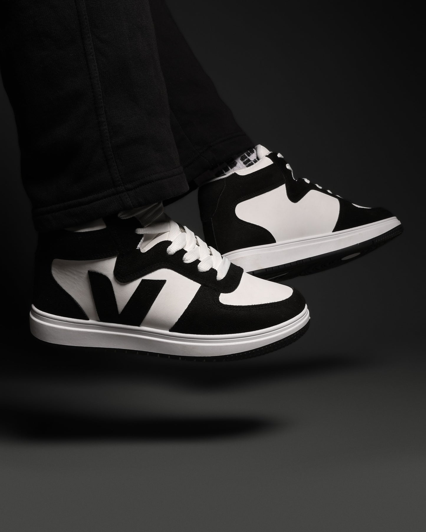 هاف كاجوال جلدي مع تطعميات جلد سويد ولمسات فخمة M6