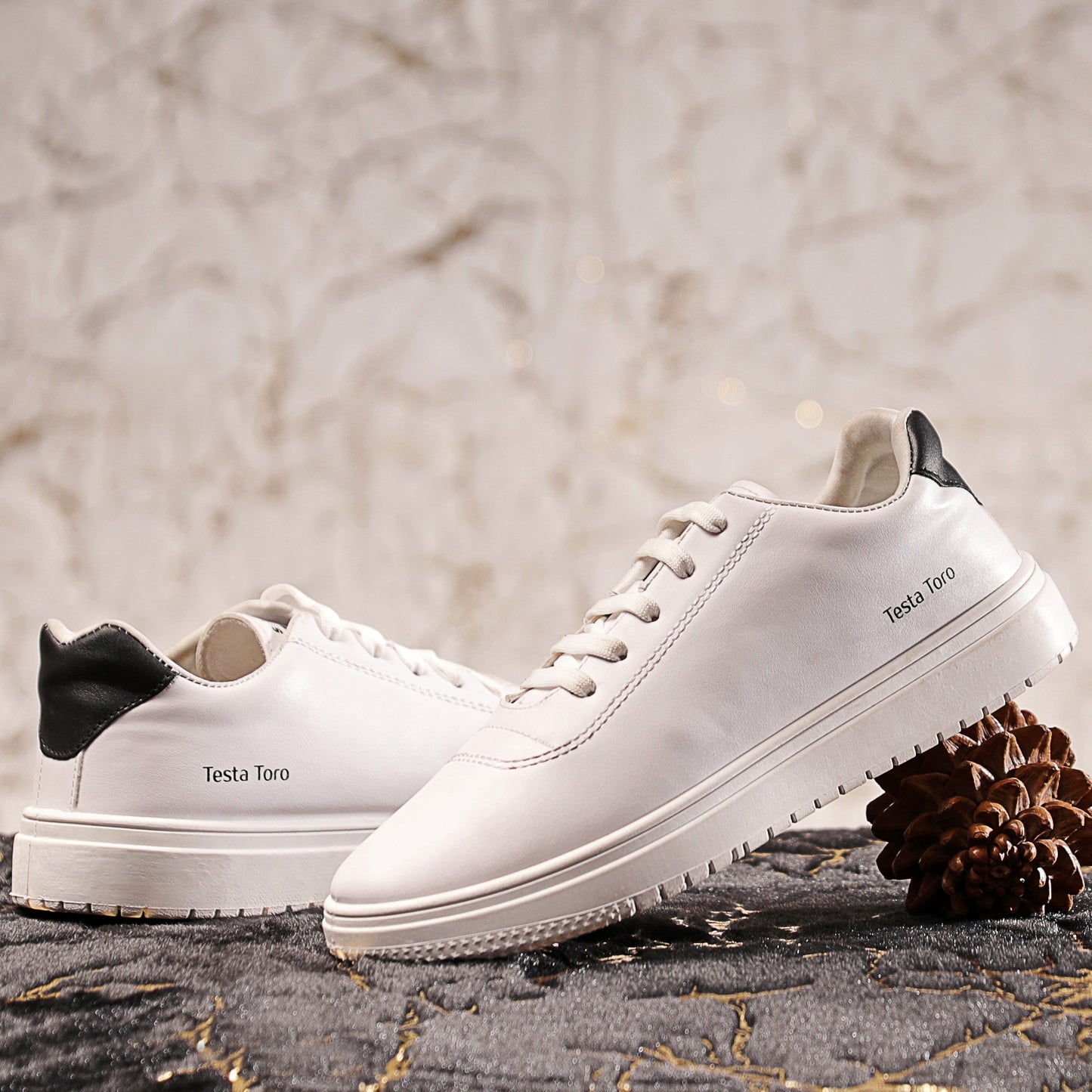 حذاء سنيكر اساسي بتصميم بسيط من الجلد المعالج والمبطن مزود بفرش فوم داعم لكعب القدم من X2