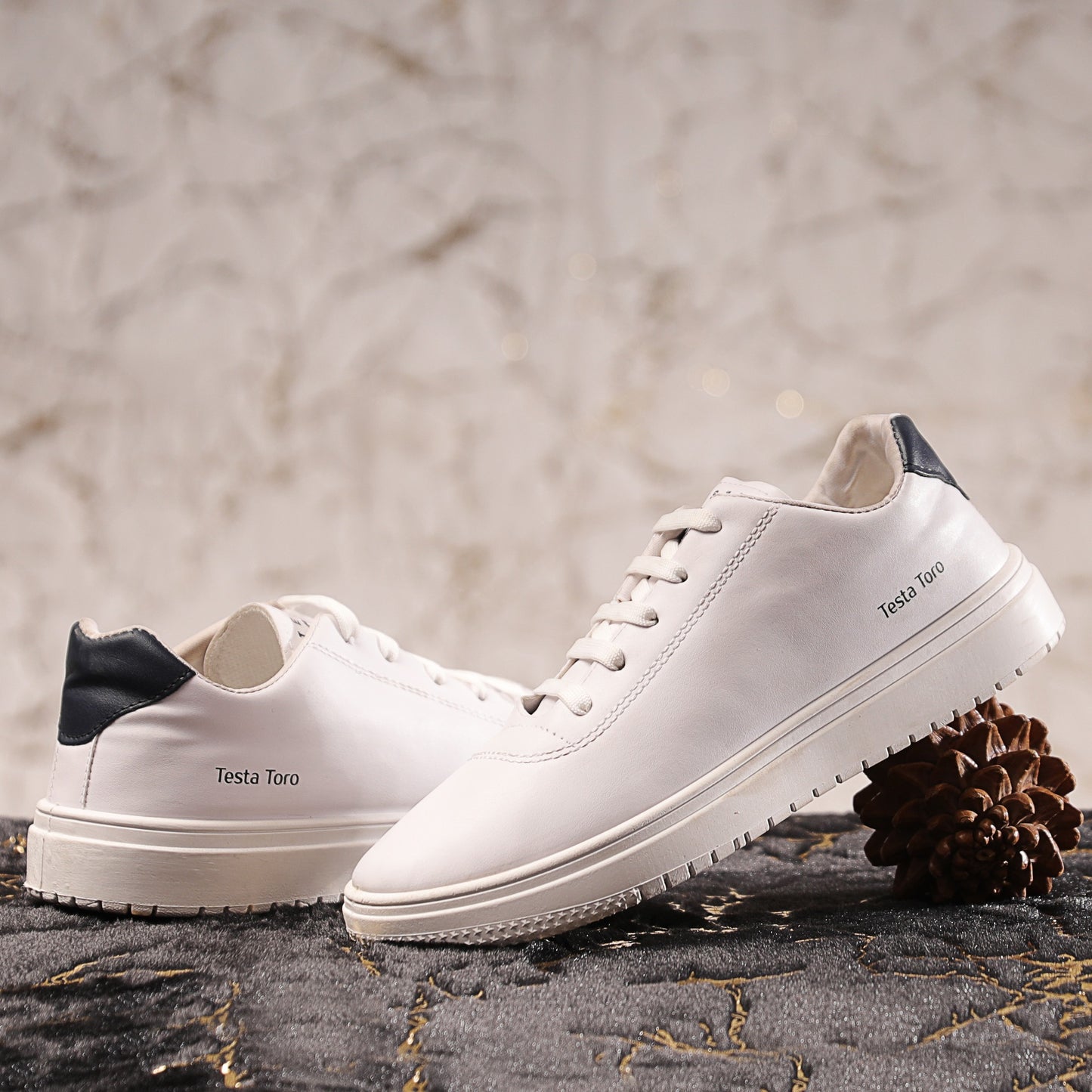 حذاء سنيكر اساسي بتصميم بسيط من الجلد المعالج والمبطن مزود بفرش فوم داعم لكعب القدم من X2